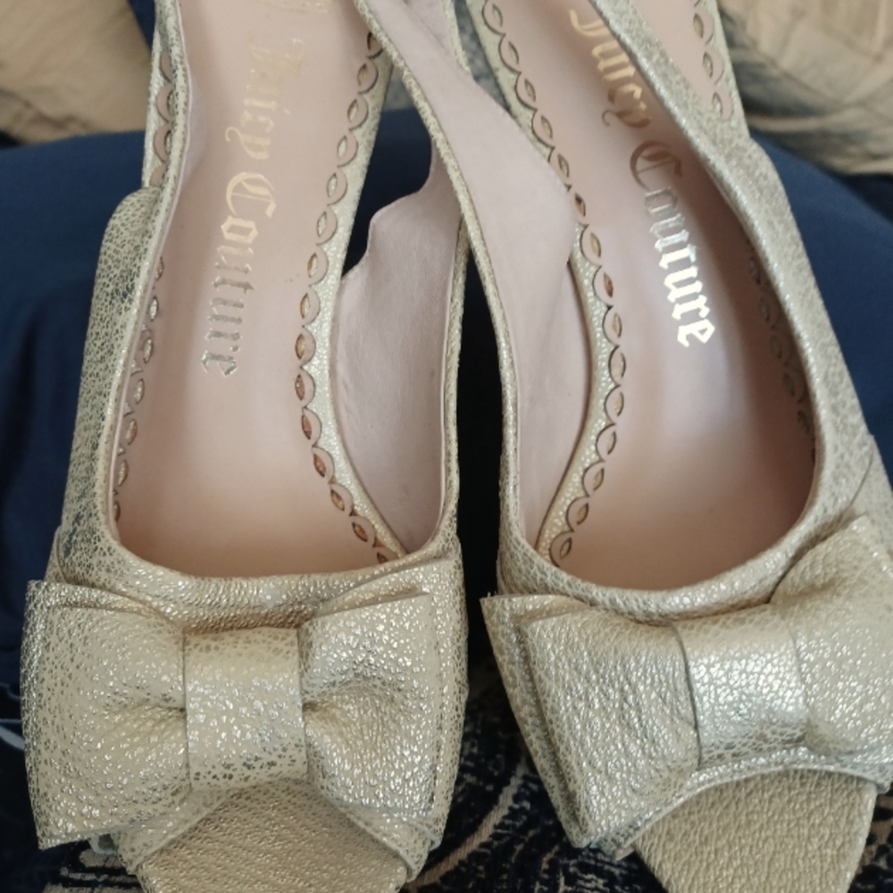 Juicy Couture Gold Metallic pump